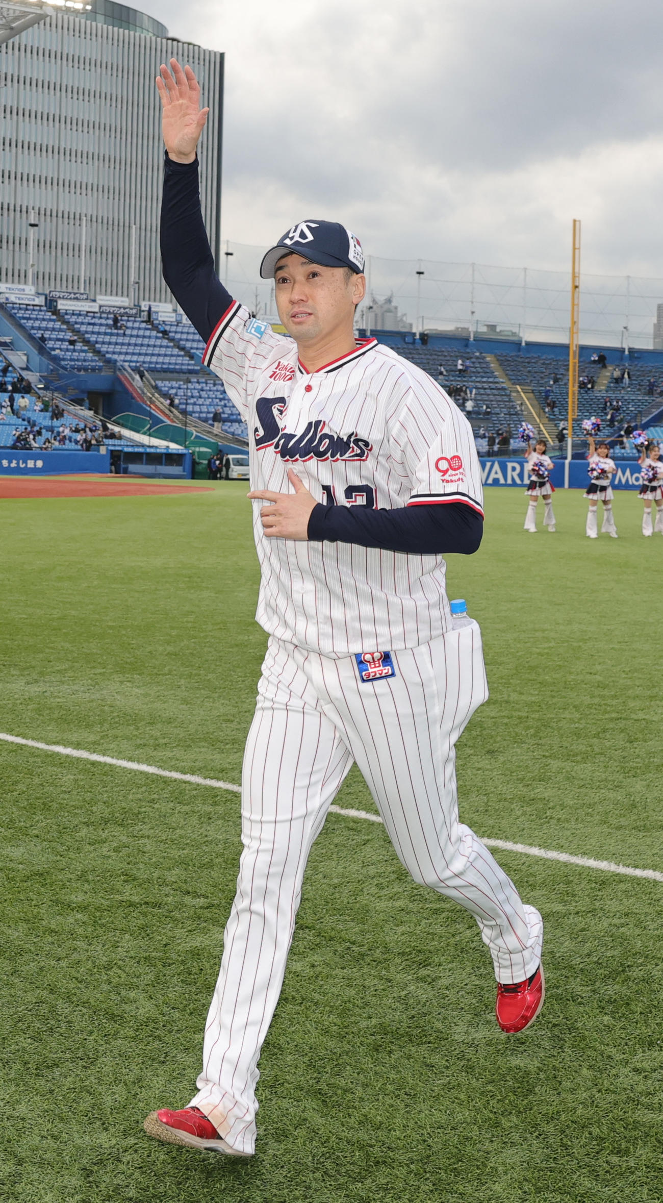 ヤクルト対中日　ファンの声援に応えるヤクルト石山（撮影・野上伸悟）