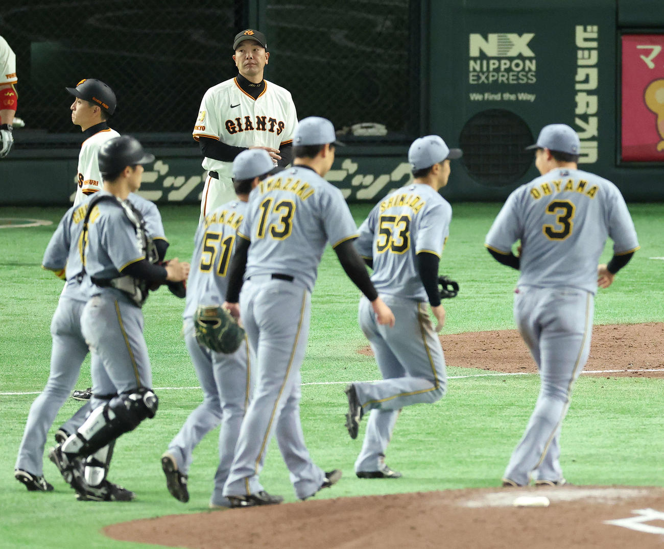 巨人対阪神　阪神に敗れ、整列に向かう阿部監督（撮影・河田真司）