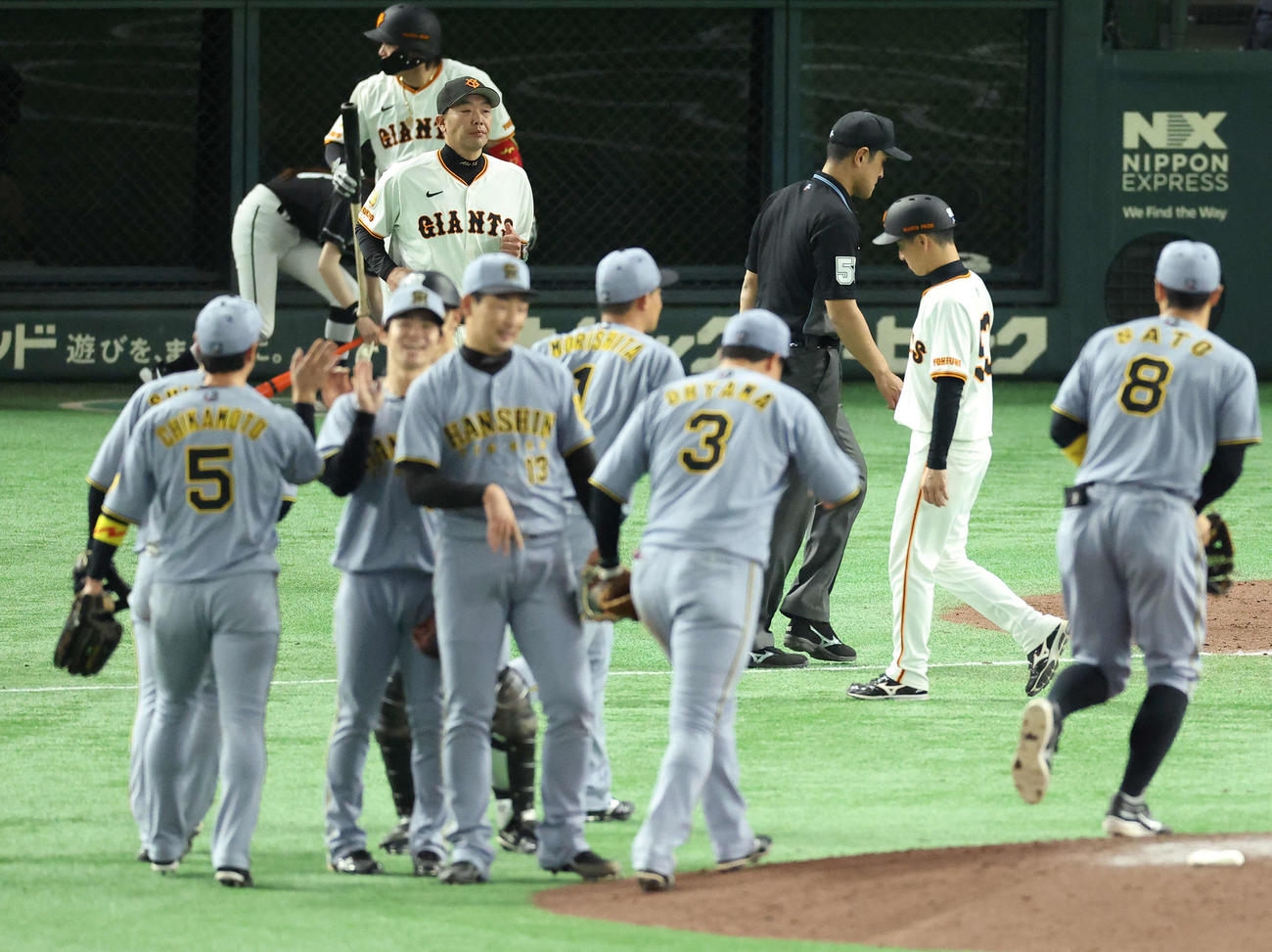 巨人対阪神　阪神に敗れ、整列に向かう阿部監督（撮影・河田真司）