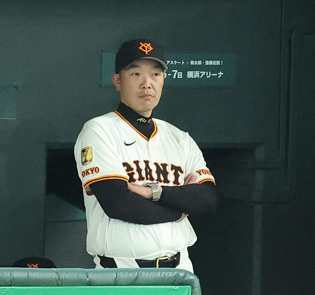 巨人対阪神　9回裏、戦況を見守る阿部監督（撮影・河田真司）