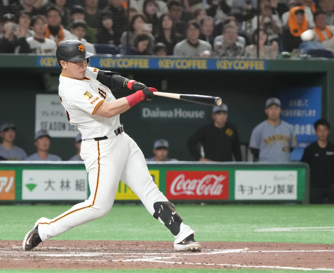 巨人対阪神　9回裏巨人2死三塁、岡本は左越えに2点本塁打を放つ（撮影・小沢裕）