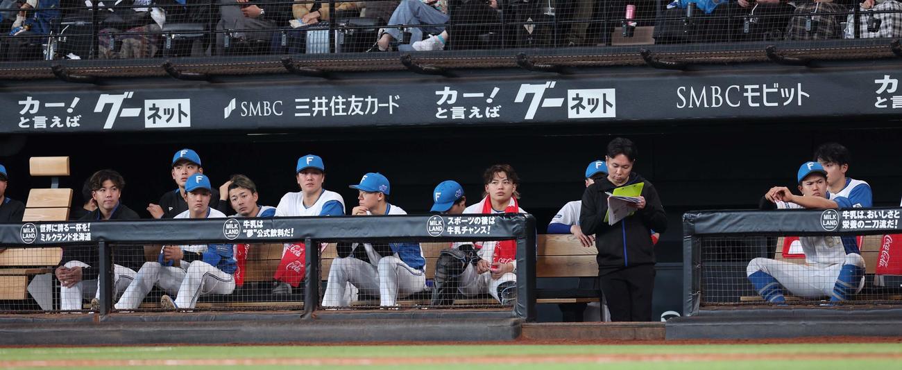 日本ハム対オリックス　試合を見つめる日本ハムナイン（撮影・黒川智章）