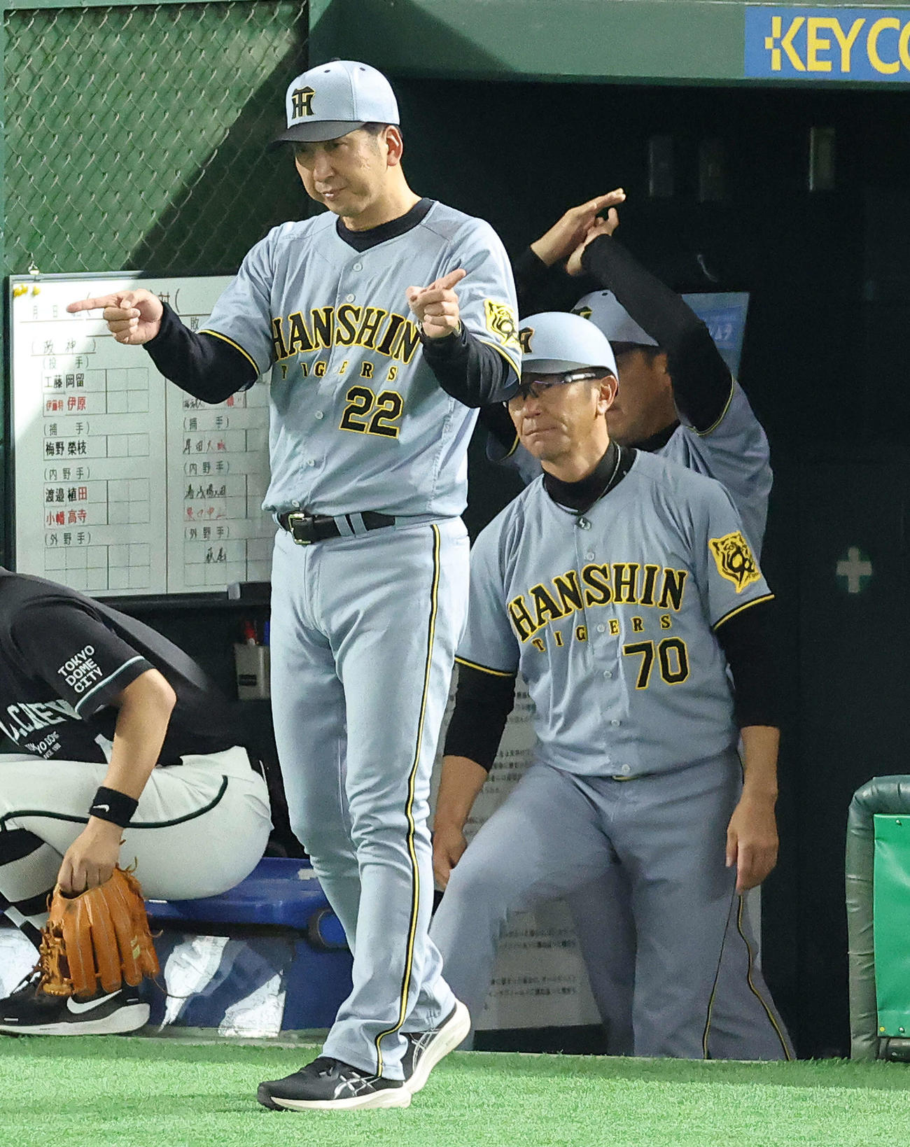 巨人対阪神　9回裏巨人1死、キャベッジの二塁打に対しリクエストする藤川監督（撮影・河田真司）