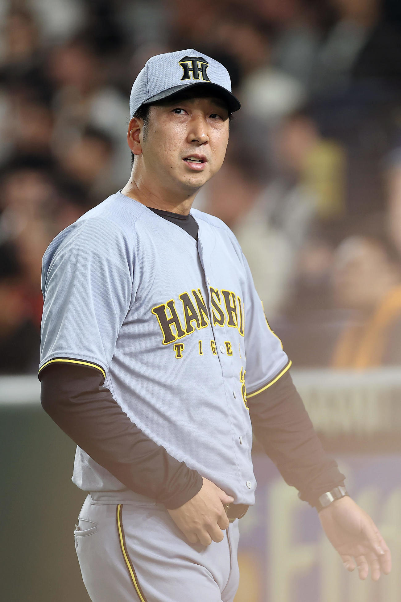 巨人対阪神　7回表阪神無死、死球を受けた前川に代走を送った藤川監督（撮影・前田充）