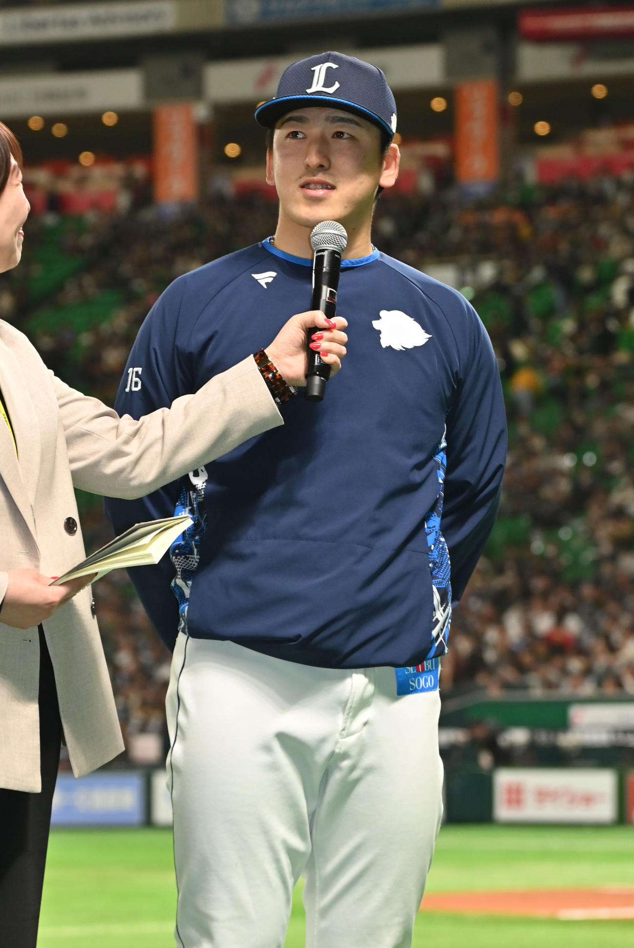 ソフトバンク対西武　インタビューに応じる隅田（撮影・林敢治）