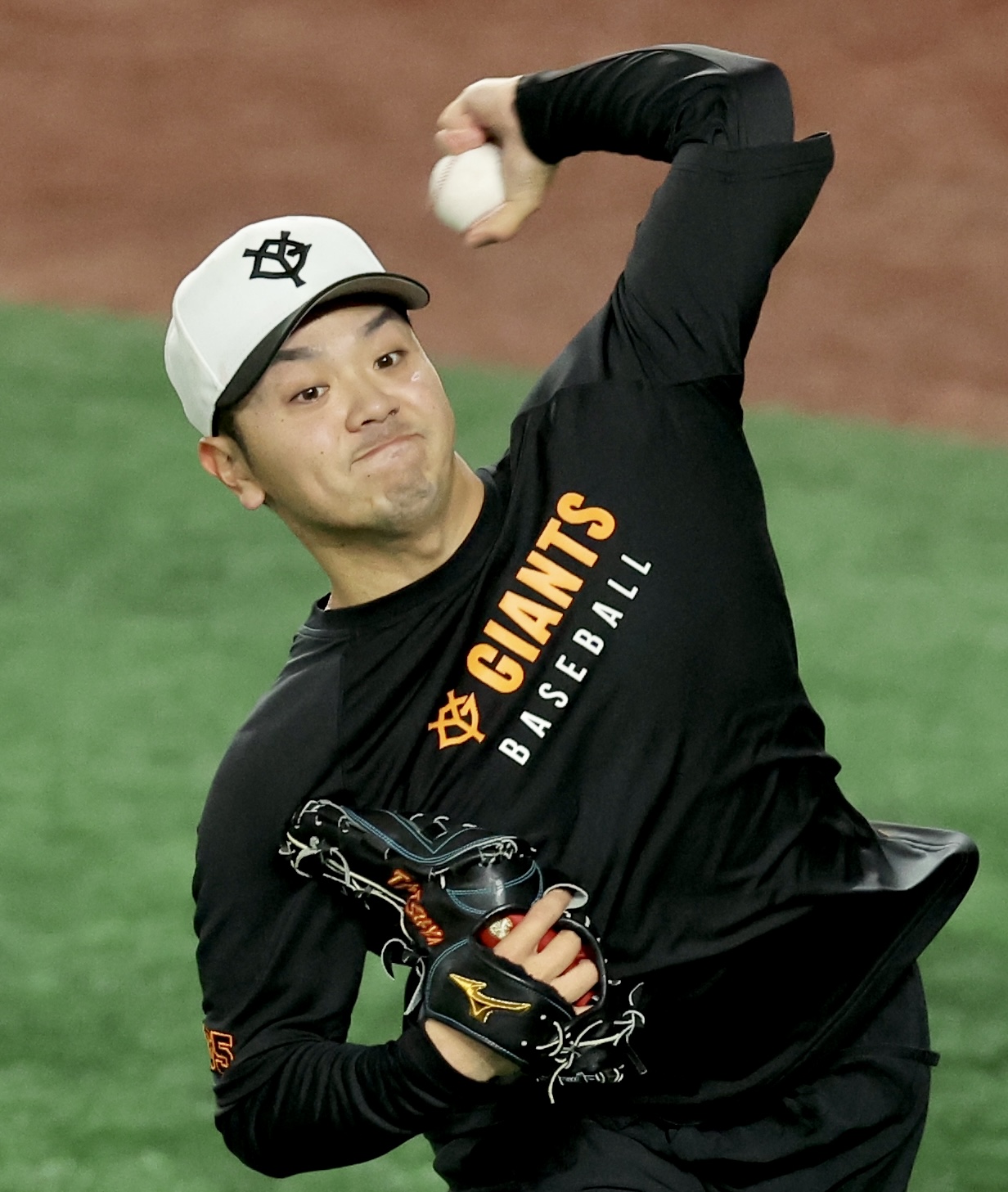 巨人対阪神　試合前、キャッチボールする巨人石川（撮影・河田真司）