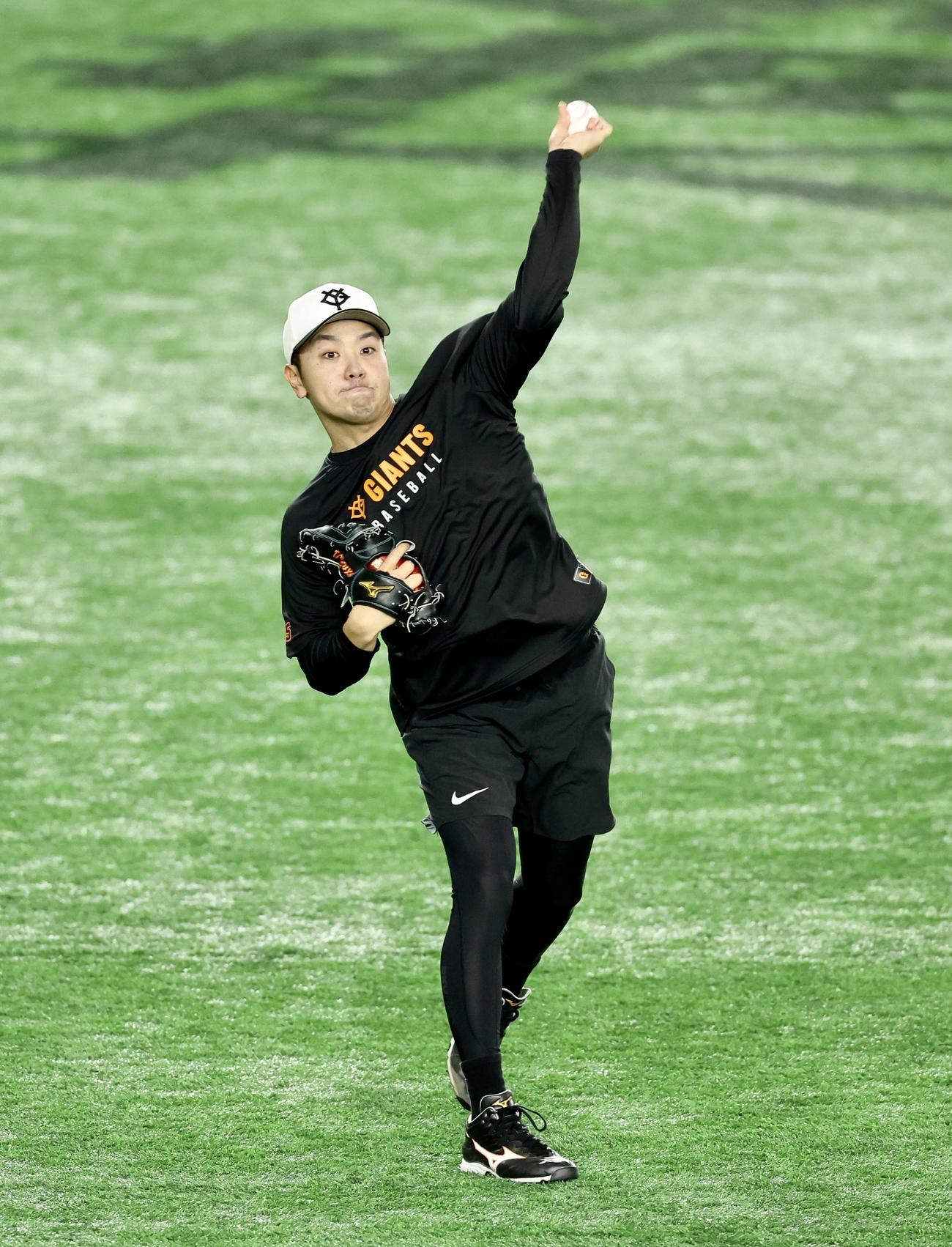 巨人対阪神　試合前、キャッチボールする巨人石川（撮影・河田真司）