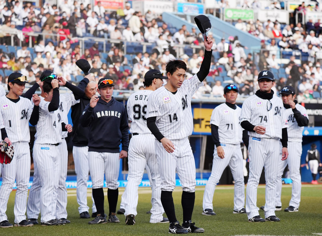ロッテ対楽天　今季初勝利を挙げ、前に出てファンに手を振るロッテ小島（中央）（撮影・清水貴仁）