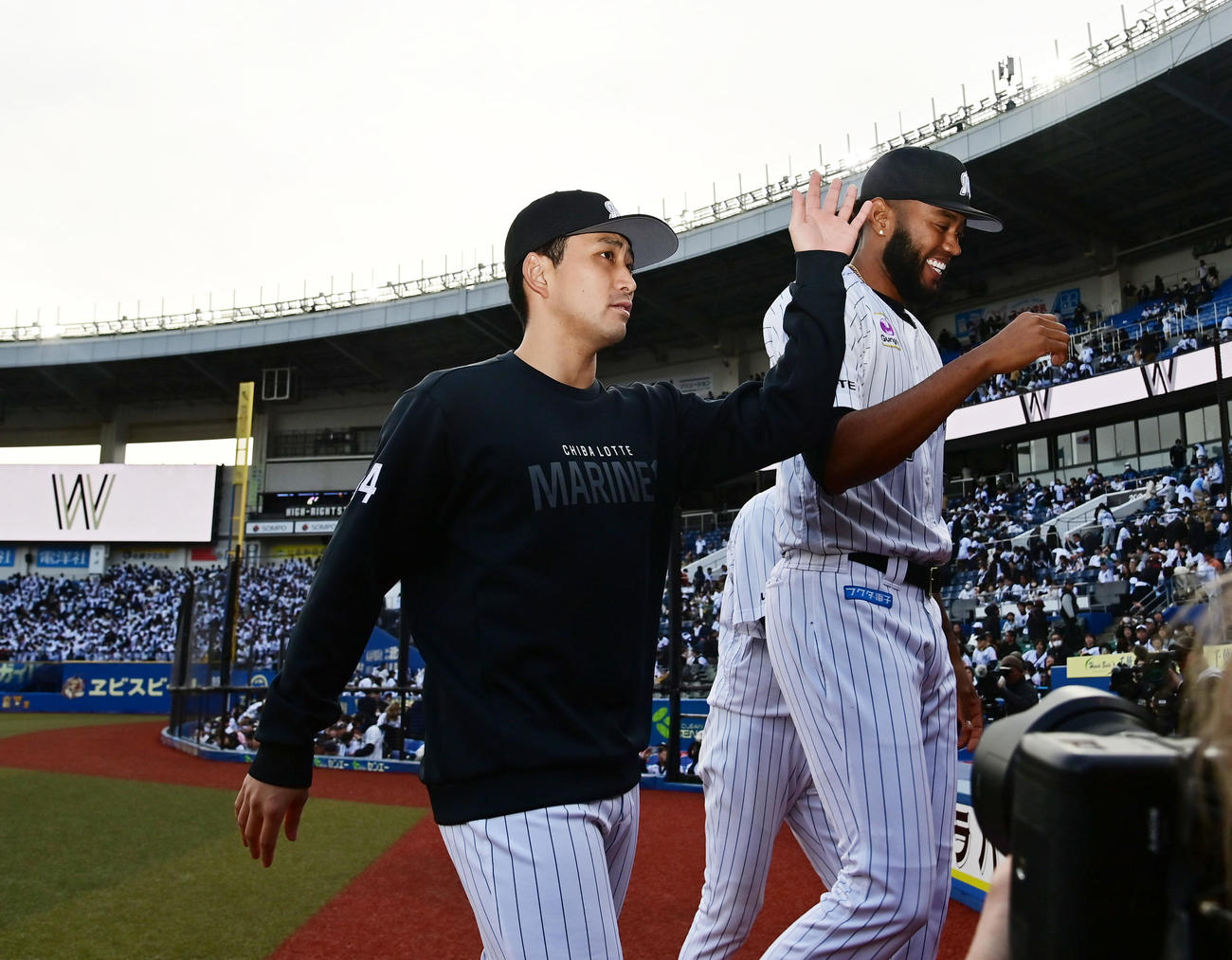 ロッテ対楽天　今季初勝利を挙げファンに手を振るロッテ小島、右はゲレーロ（撮影・清水貴仁）