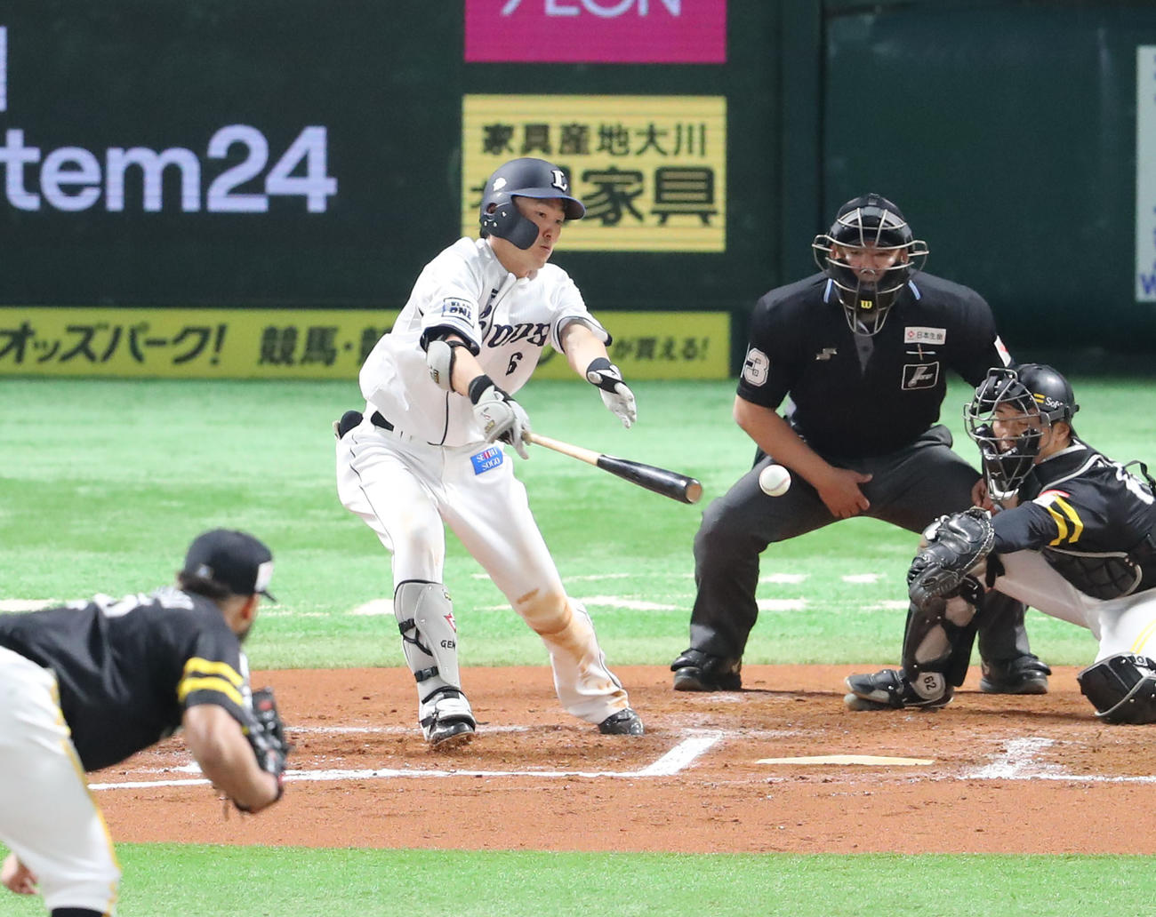 ソフトバンク対西武　7回表西武1死三塁、源田は中前に勝ち越しとなる適時打を放つ（撮影・梅根麻紀）