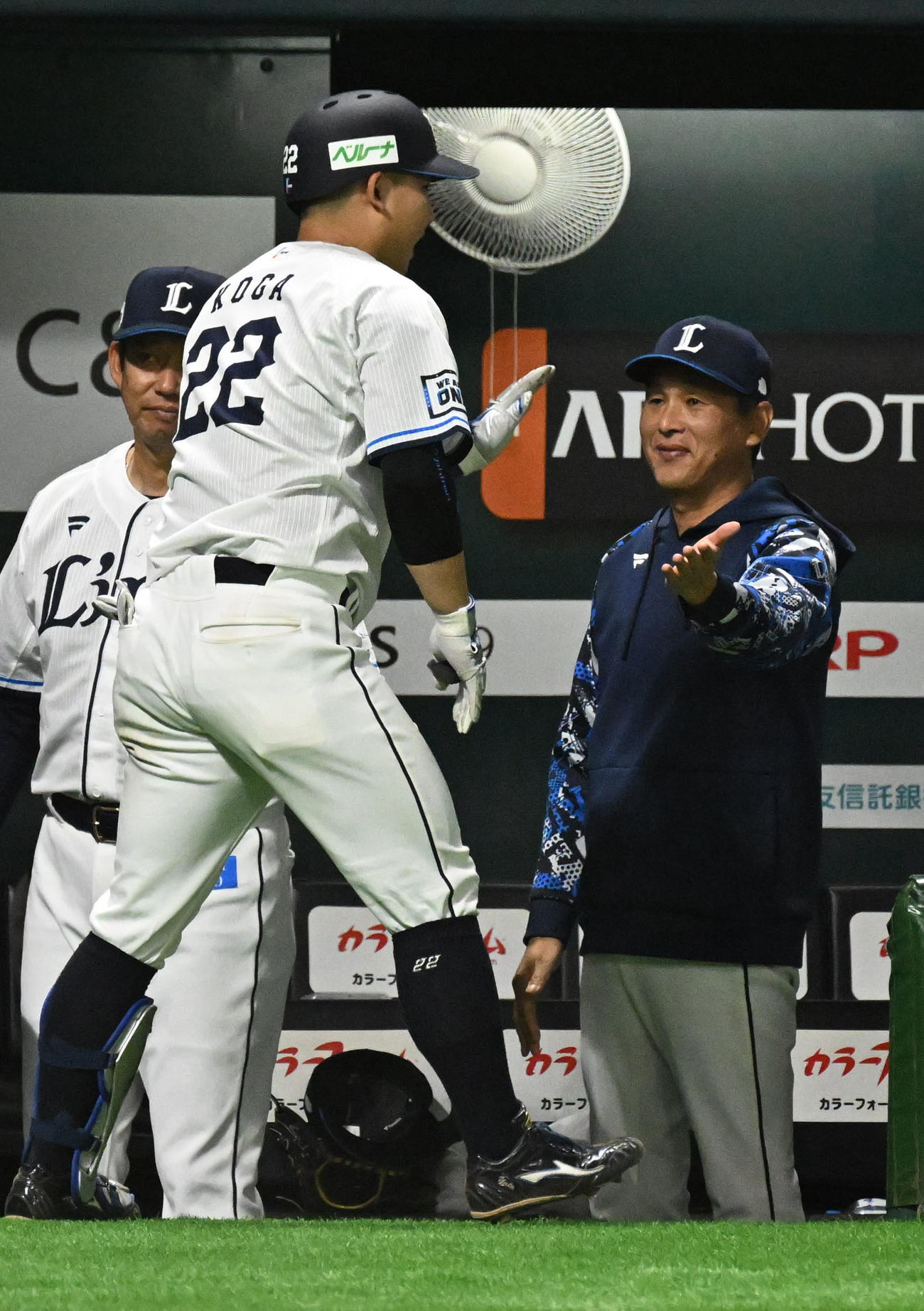 ソフトバンク対西武　3回表西武1死、古賀悠（左）は先制本塁打を放ち西口監督とタッチを交わす（撮影・林敢治）
