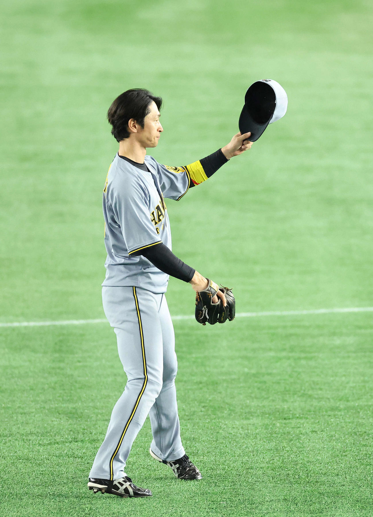 巨人対阪神　3回表に右越え2点本塁打を放ち、観客の声援に応える近本（撮影・河田真司）