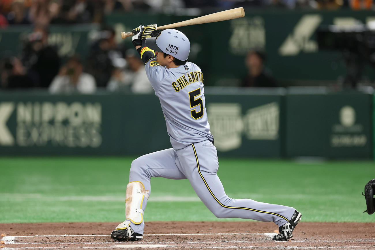 巨人対阪神　3回表阪神1死一塁、勝ち越しの右越え2点本塁打を放つ近本（撮影・前田充）
