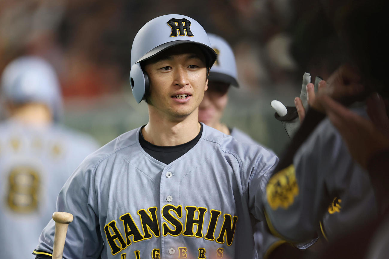 巨人対阪神　3回表阪神1死一塁、勝ち越しの右越え2点本塁打を放ち、ナインに迎えられる近本（撮影・前田充）