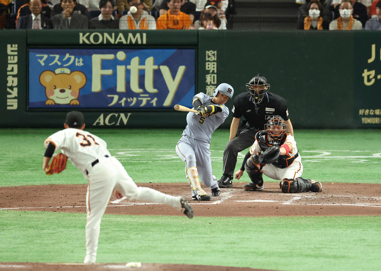 巨人対阪神　3回表阪神1死一塁、右越え2点本塁打を放つ近本。投手赤星（撮影・河田真司）