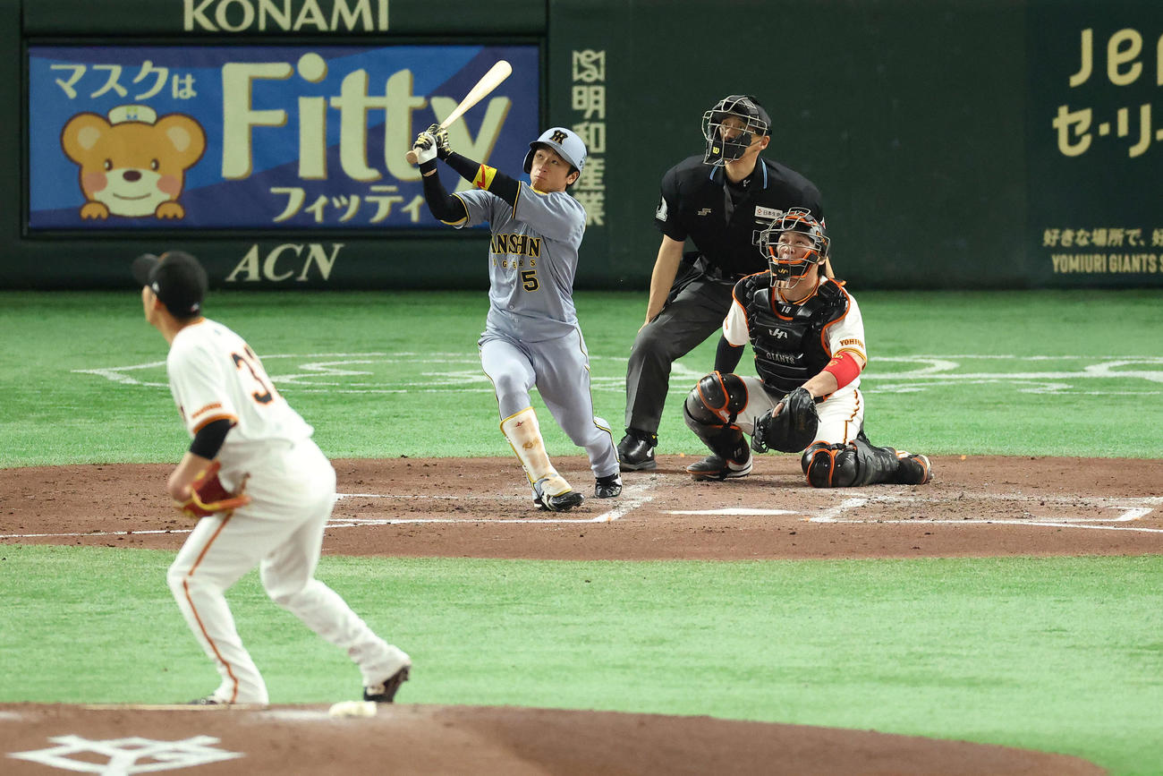 巨人対阪神　3回表阪神1死一塁、右越え2点本塁打を放つ近本。投手赤星（撮影・河田真司）