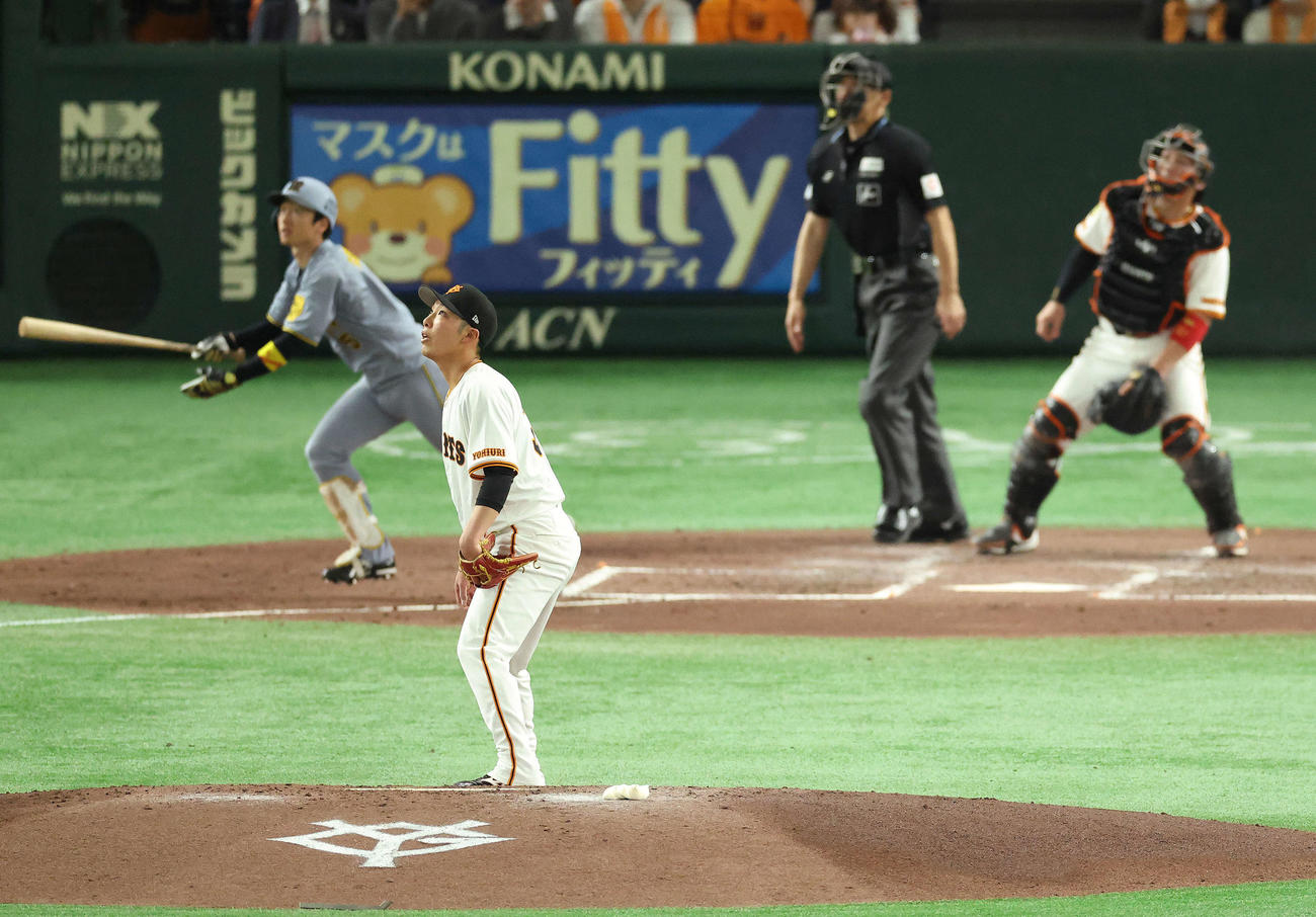 巨人対阪神　3回表阪神1死一塁、近本に右越え2点本塁打を浴びる赤星（撮影・河田真司）