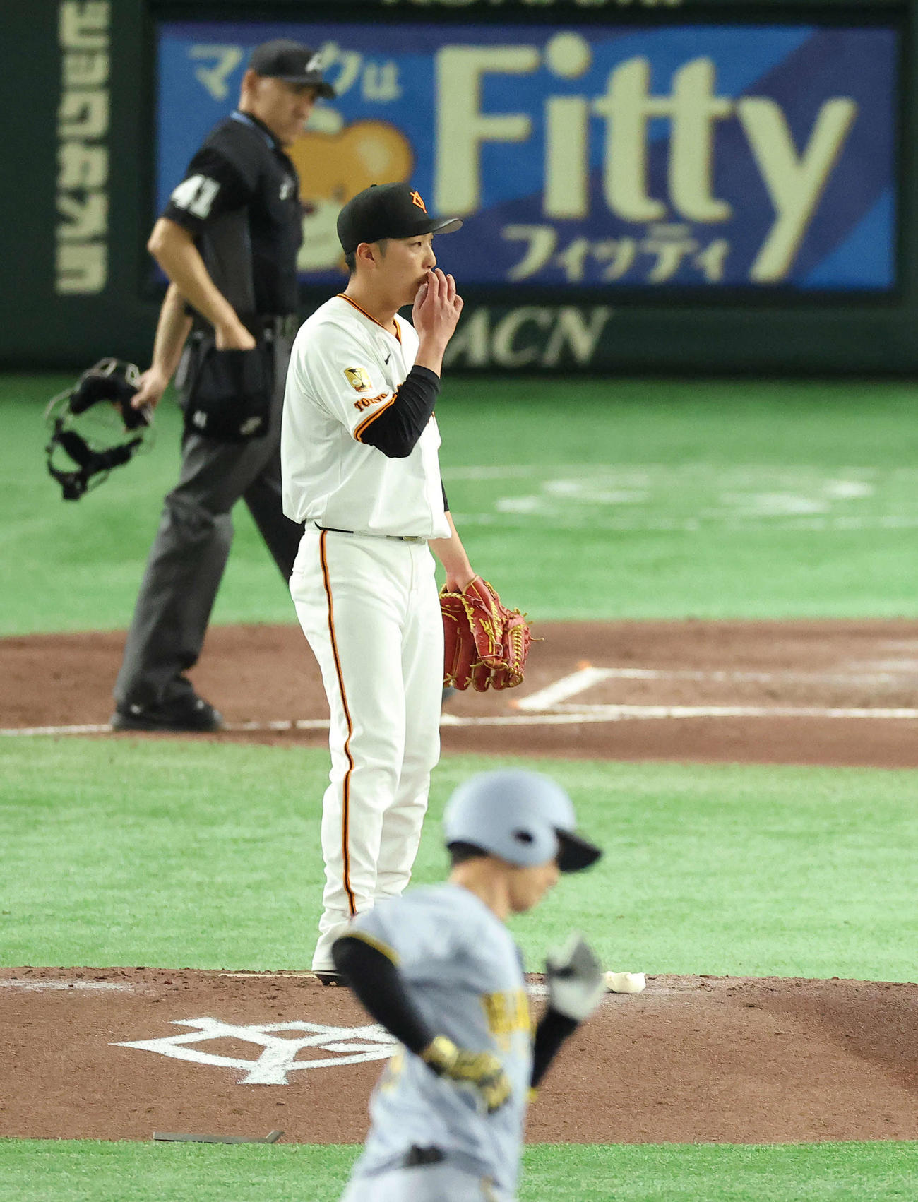 巨人対阪神　3回表阪神1死一塁、近本に右越え2点本塁打を浴びる赤星（撮影・河田真司）