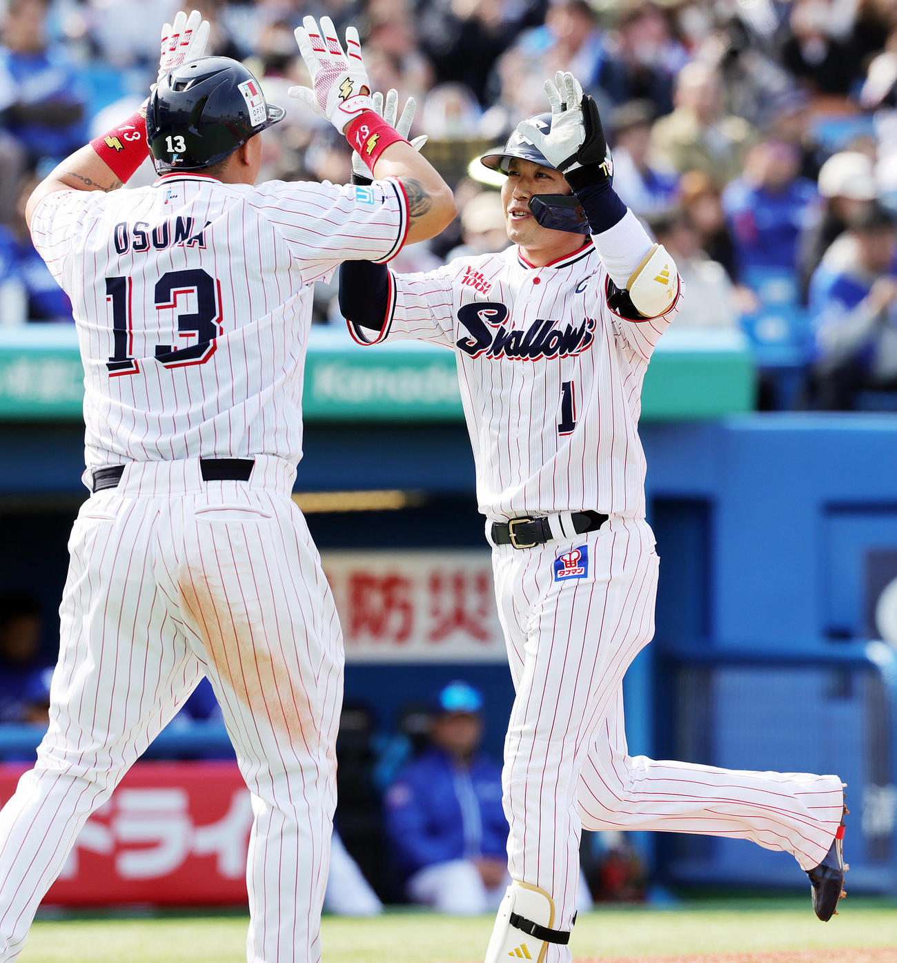 ヤクルト対中日　2回裏ヤクルト無死二塁、通算300号となる先制左越え2点本塁打を放ち喜ぶ山田（撮影・野上伸悟）