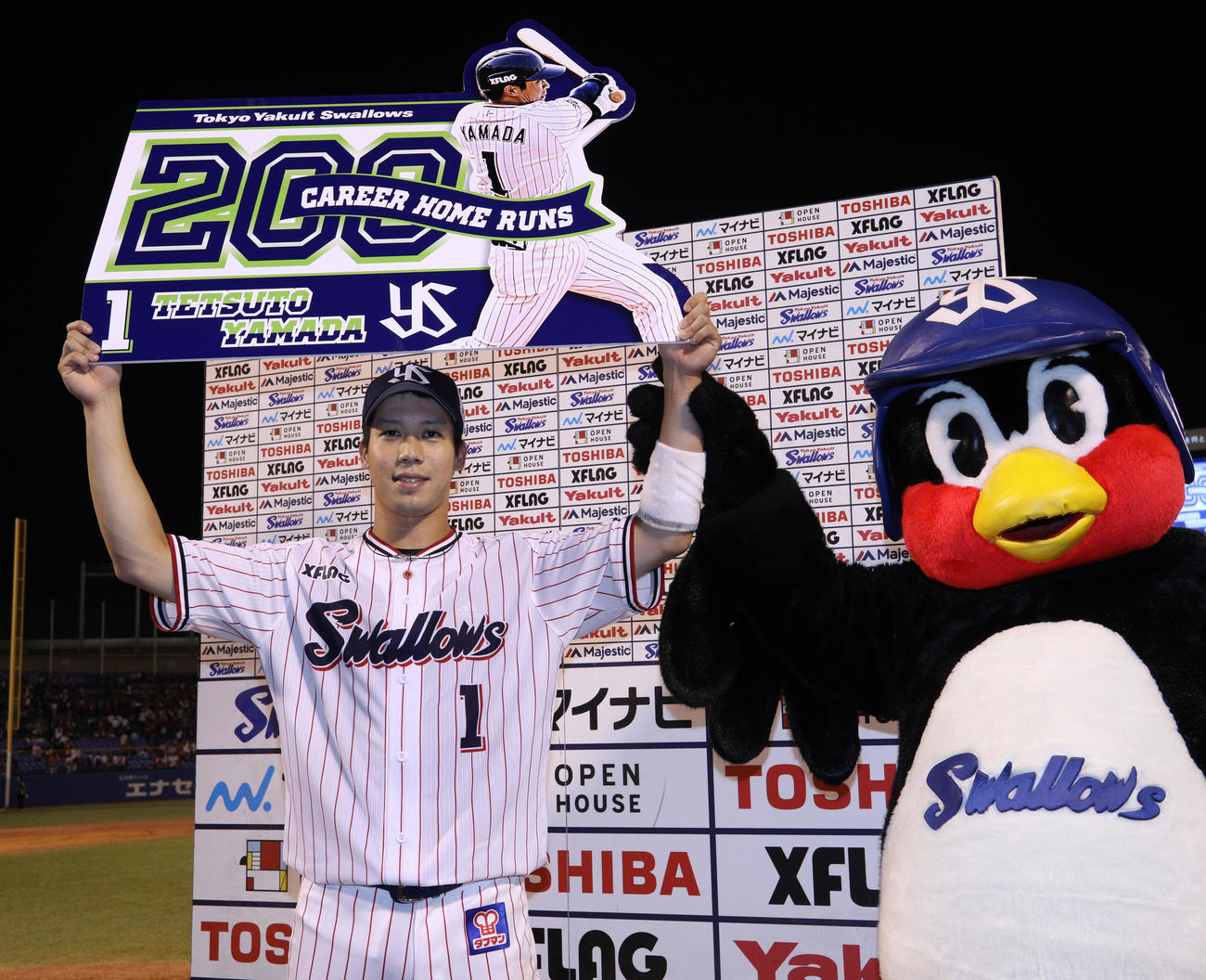 19年9月、通算200号本塁打をサヨナラ満塁弾で飾り、つば九郎とボードを掲げる
