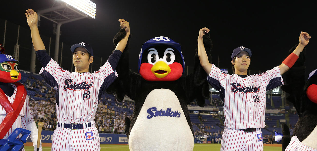 15年7月、通算50号で勝利に貢献し、山中（左）らとファンにあいさつ