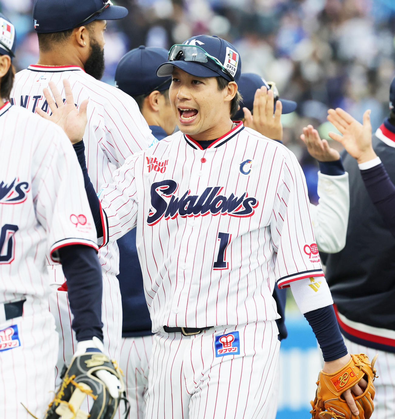 ヤクルト対中日　勝利を喜びあうヤクルト山田（撮影・野上伸悟）