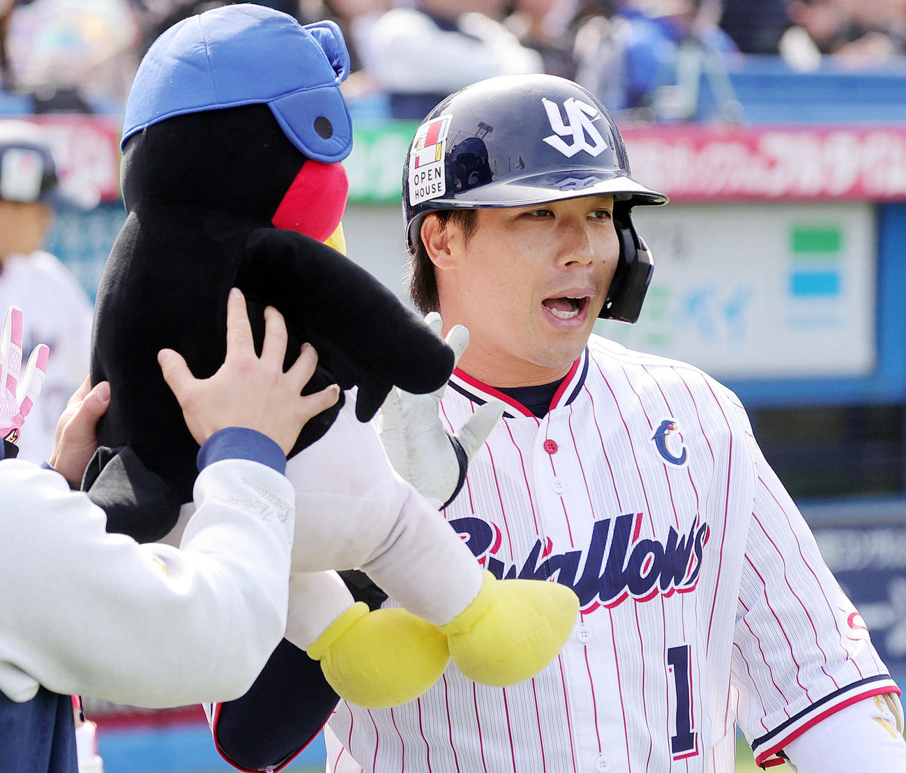 ヤクルト対中日　2回裏ヤクルト無死二塁、通算300号となる先制左越え2点本塁打を放ち、つば九郎人形に迎えられる山田（撮影・野上伸悟）