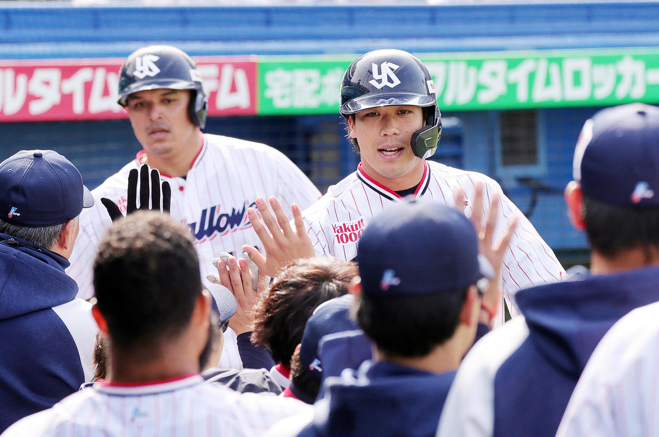 ヤクルト対中日　2回裏ヤクルト無死二塁、通算300号となる先制左越え2点本塁打を放ち、ベンチに迎えられる山田。後方はオスナ（撮影・野上伸悟）