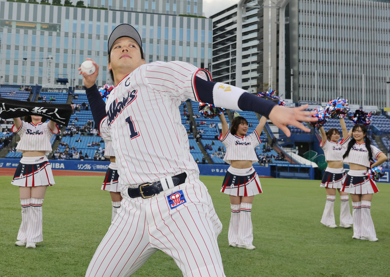 ヤクルト対中日　サインボールを客席に投げ込むヤクルト山田（撮影・野上伸悟）