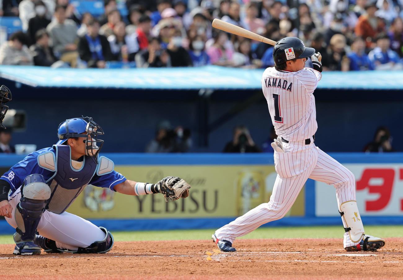 ヤクルト対中日　2回裏ヤクルト無死二塁、通算300号となる、先制左越え2点本塁打を放つ山田（撮影・野上伸悟）