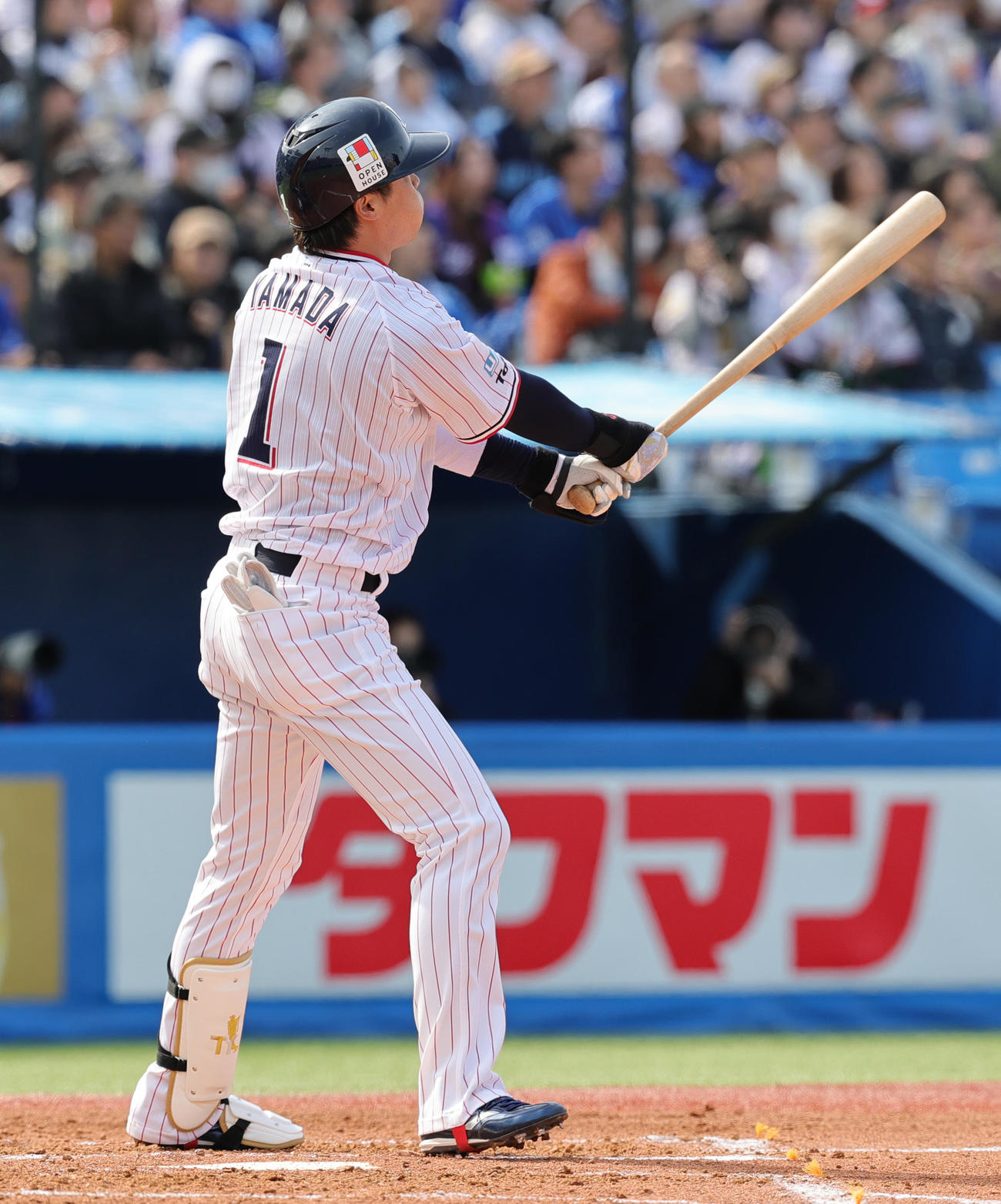 ヤクルト対中日　2回裏ヤクルト無死二塁、通算300号となる、先制左越え2点本塁打を放つ山田（撮影・野上伸悟）