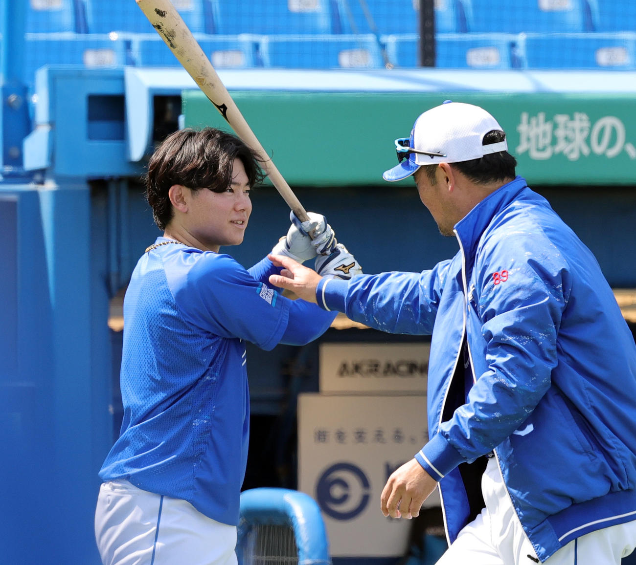 ヤクルト対中日　松中コーチの指導を受ける中日村松（撮影・野上伸悟）