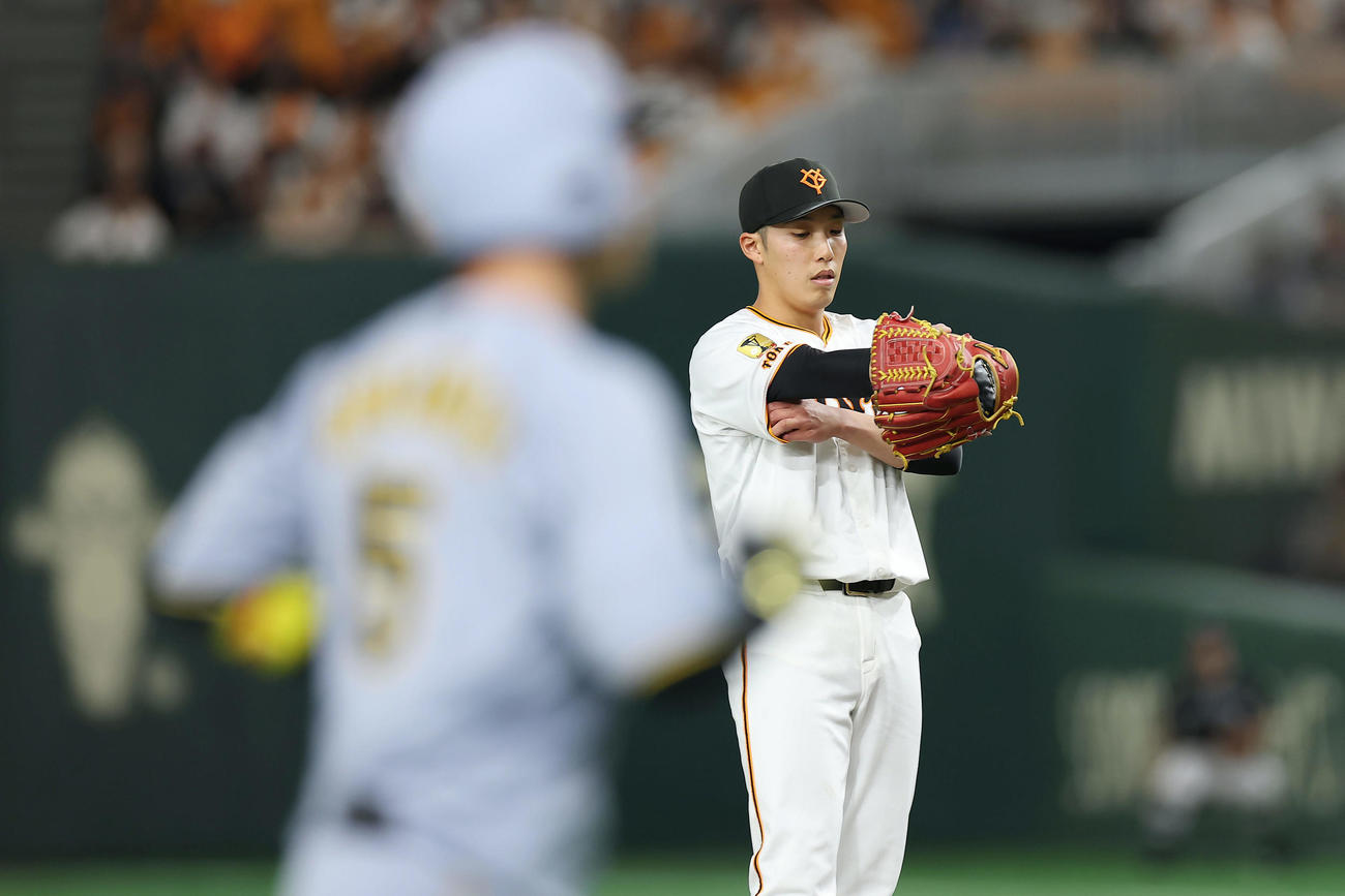 巨人対阪神　3回表阪神1死一塁、近本に勝ち越し2点本塁打を浴びた赤星（撮影・前田充）