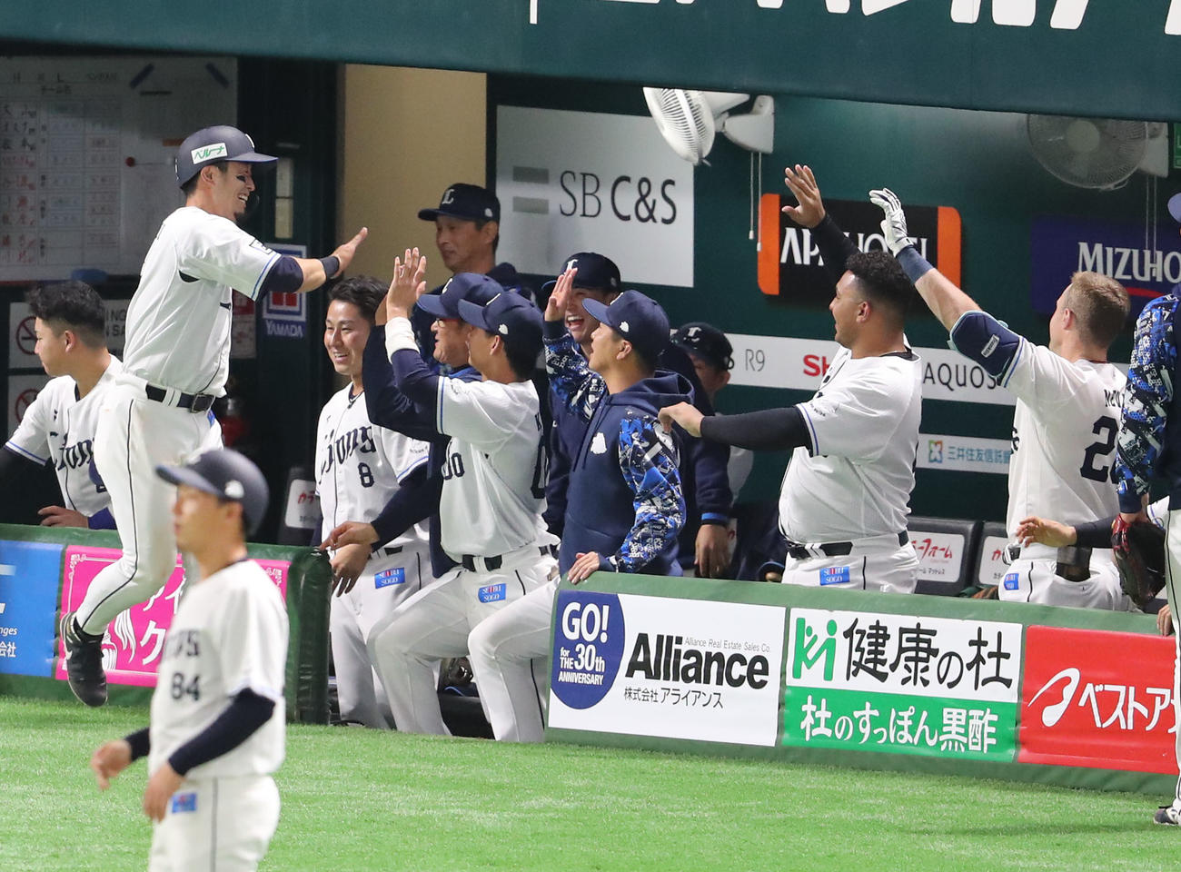 ソフトバンク対西武　7回表西武1死三塁、源田の中前勝ち越し適時打で生還した外崎（撮影・梅根麻紀）