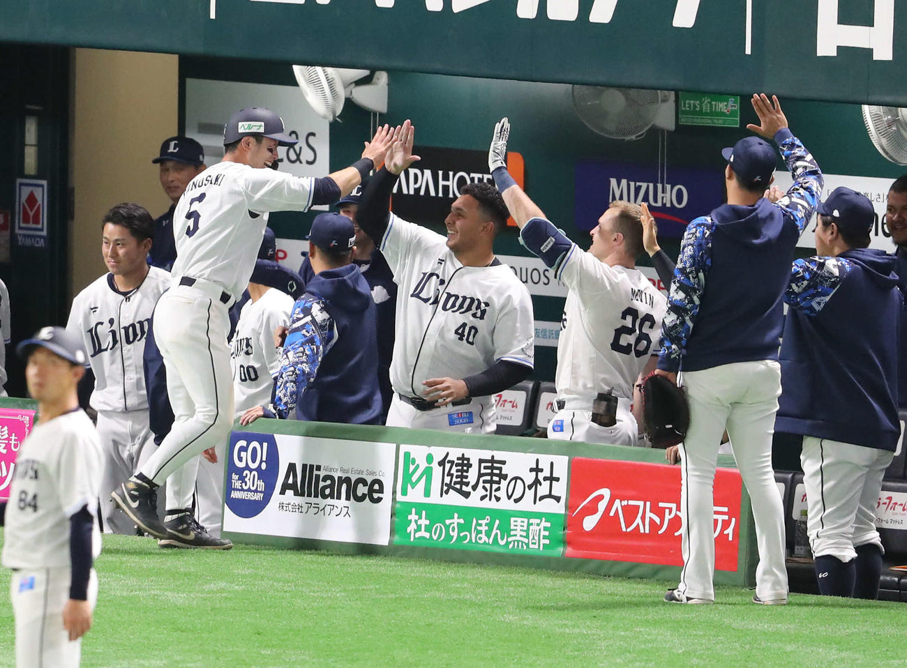 ソフトバンク対西武　7回表西武1死三塁、源田の中前勝ち越し適時打で生還した外崎（撮影・梅根麻紀）
