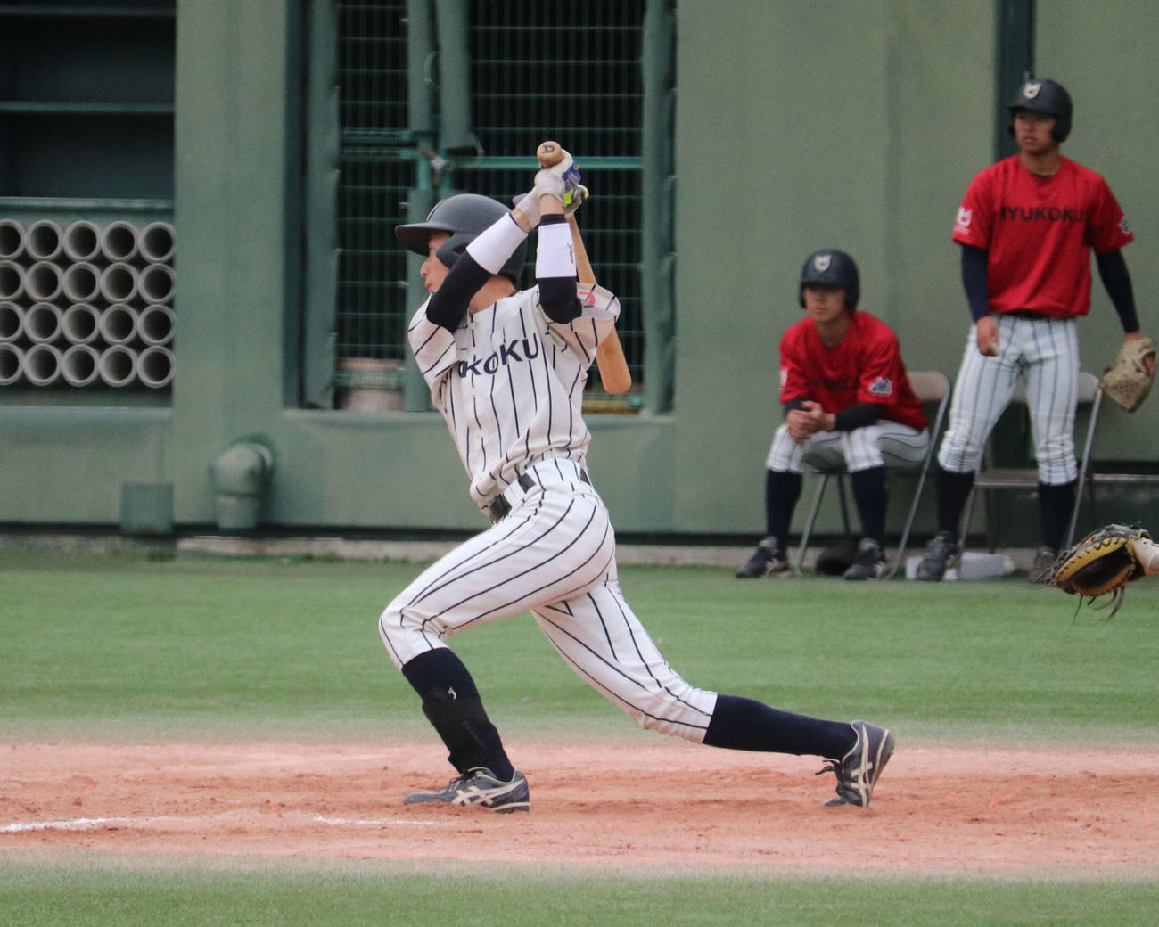大経大対龍谷大　公式戦デビュー戦で初安打をマークした、龍谷大の徳田（撮影・中島麗）