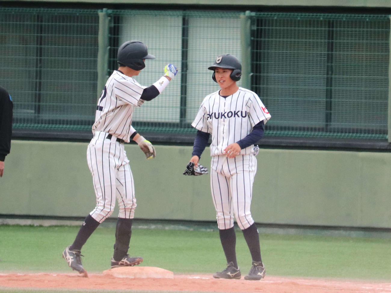 大経大対龍谷大　公式戦デビュー戦で初安打をマークし拳を作る、龍谷大の徳田。報徳学園では阪神・今朝丸と同期（撮影・中島麗）