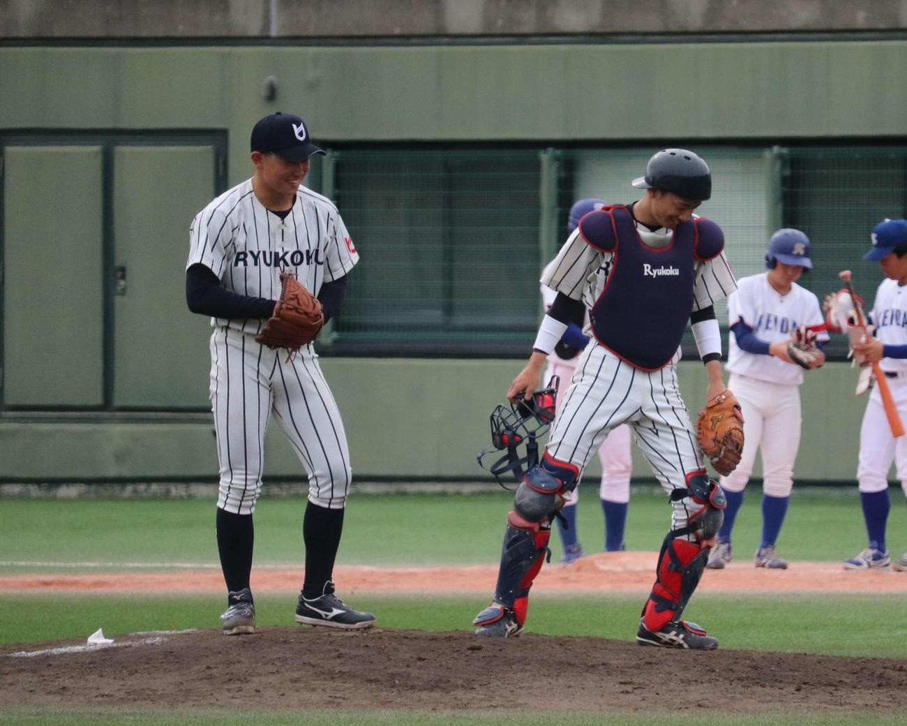 大経大対龍谷大　公式戦デビューで迎えたピンチに、マウンド上の先輩・平林に駆け寄る龍谷大の徳田（撮影・中島麗）
