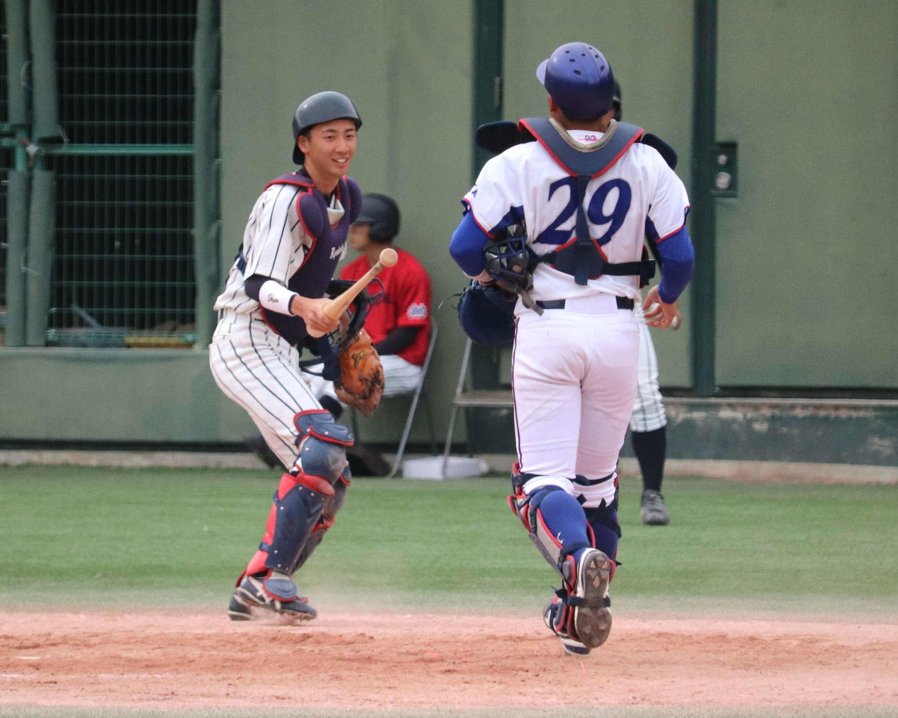 大経大対龍谷大　公式戦デビューを果たした、龍谷大の徳田。9回裏の攻撃に先頭打者として打席が控えていたが、9回表を終えると相手打者のバットを拾ってベンチに戻った（撮影・中島麗）