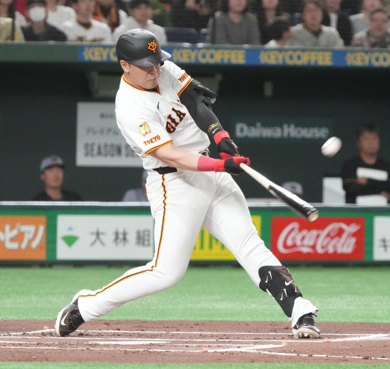 巨人対阪神　1回裏巨人2死一塁、岡本は同点の左適時三塁打を放つ（撮影・小沢裕）