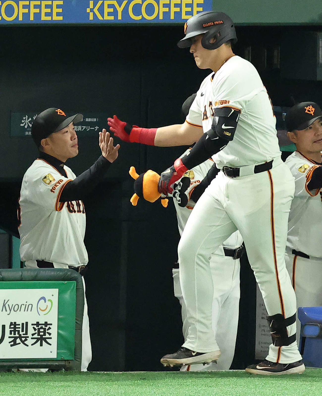 巨人対阪神　9回裏巨人2死三塁、左越え2点本塁打で生還する岡本（右）を迎える阿部監督（撮影・河田真司）