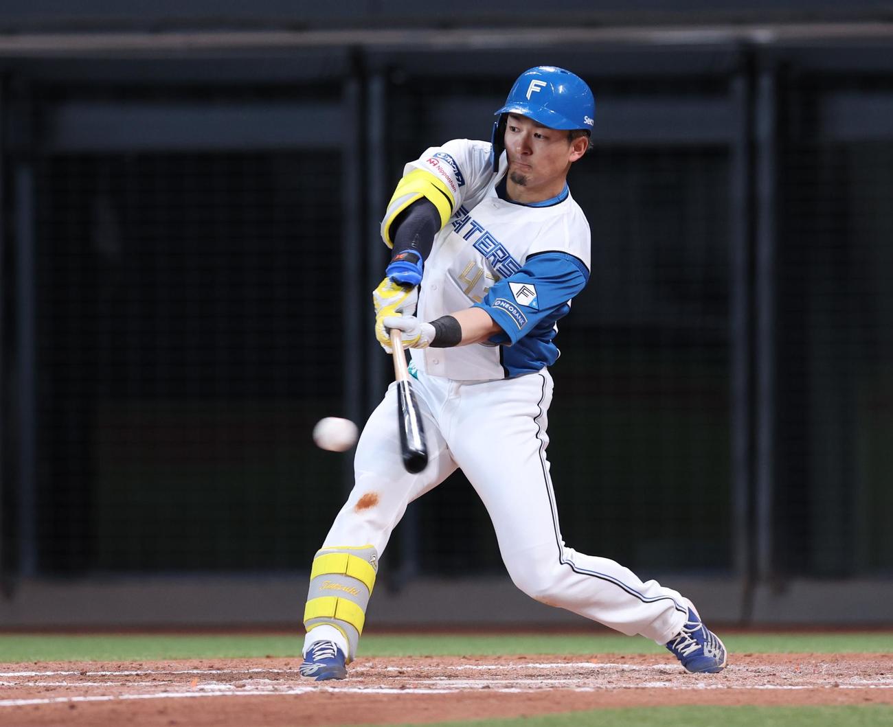 日本ハム対オリックス　8回裏日本ハム2死、中前打を放つ水野（撮影・黒川智章）
