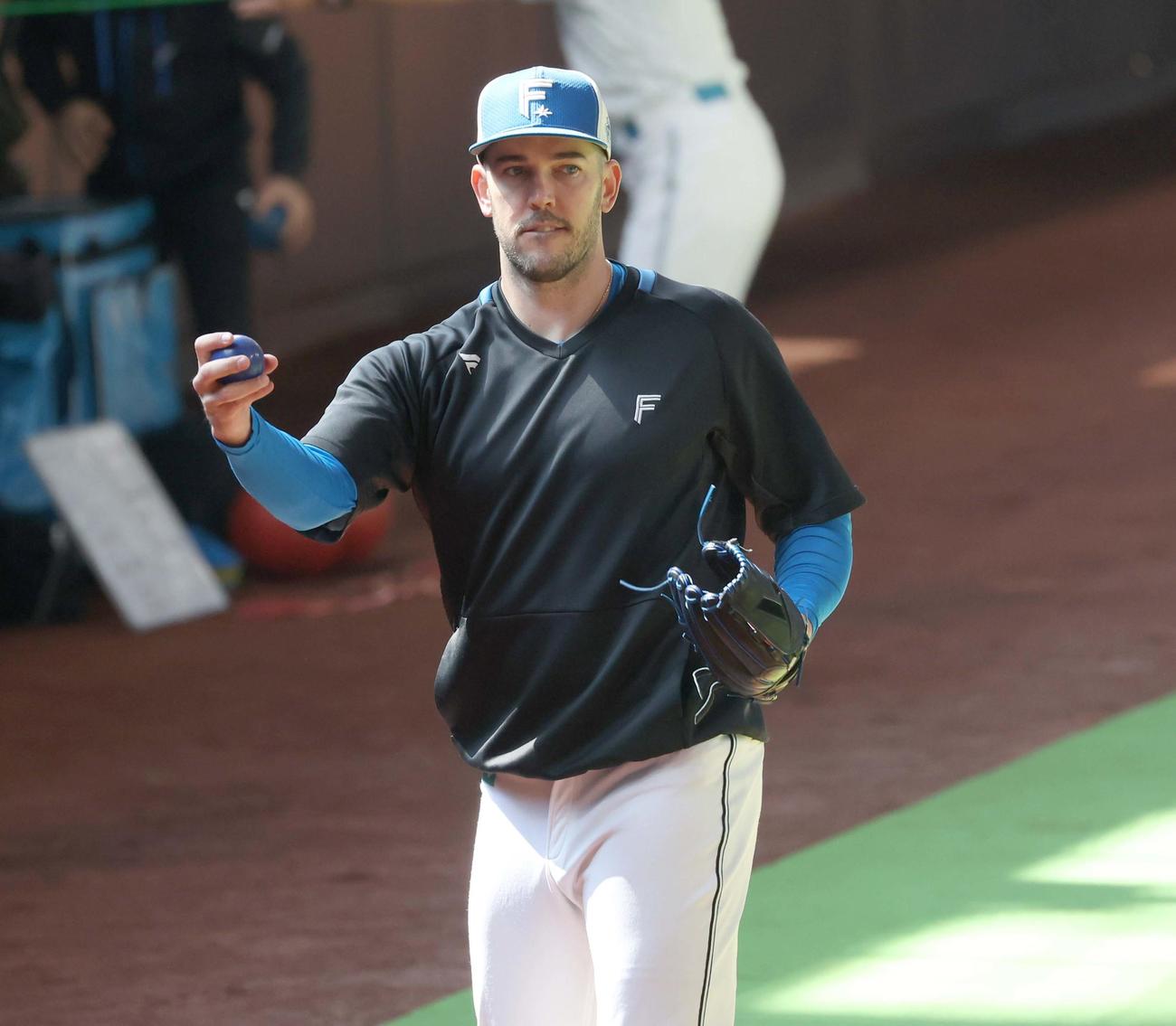 日本ハム対オリックス　試合前、調整する日本ハムのバーヘイゲン（撮影・黒川智章）