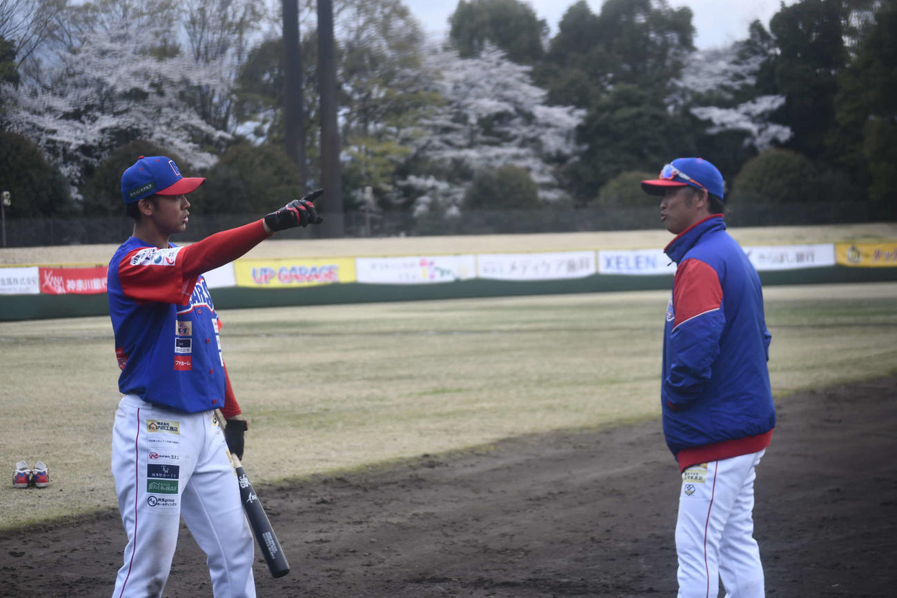 開幕戦後、選手と話し込む清田監督（右）（撮影・平山連）