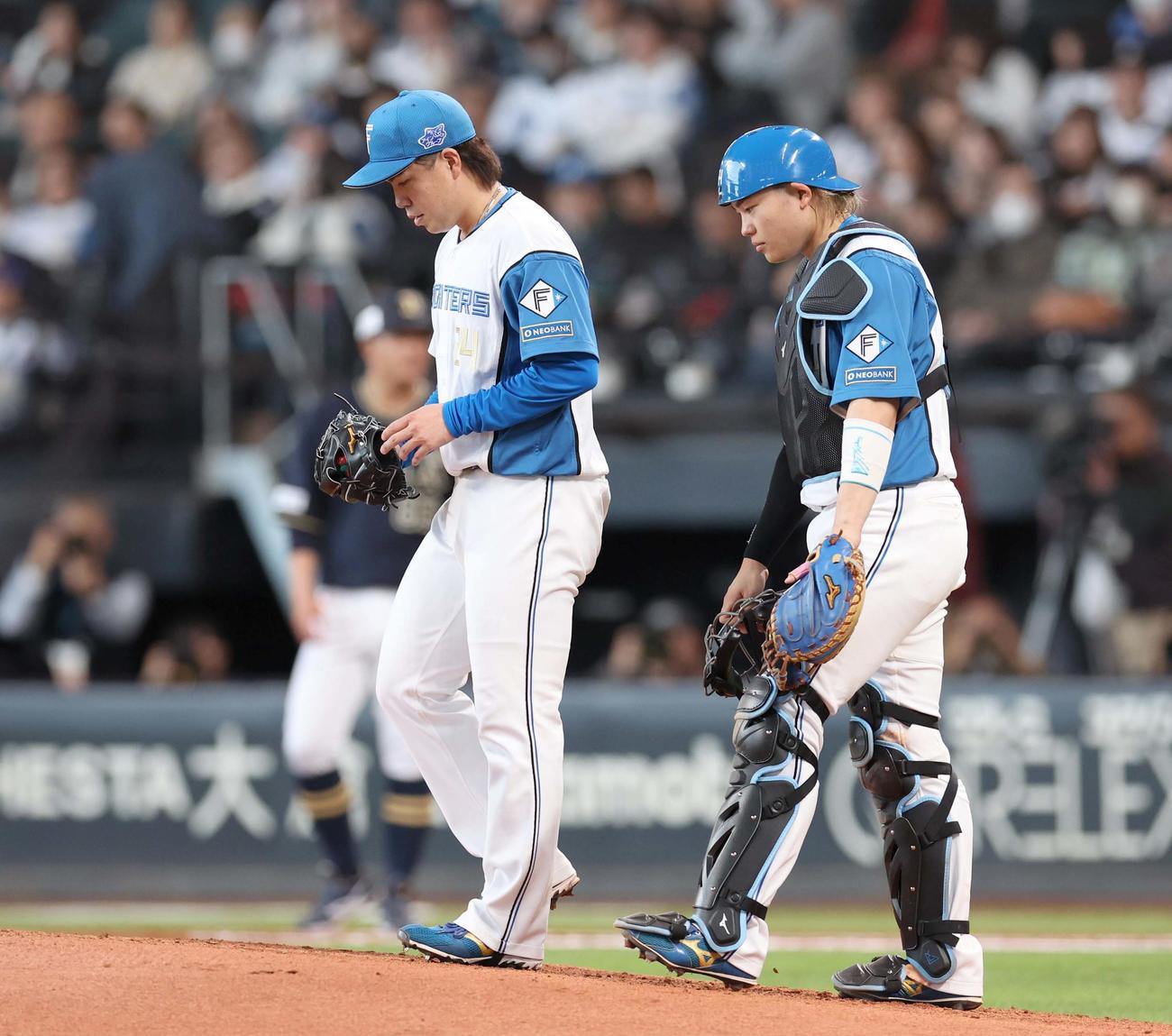 日本ハム対オリックス　4回表、失点し肩を落とす金村（左）と田宮（撮影・黒川智章）