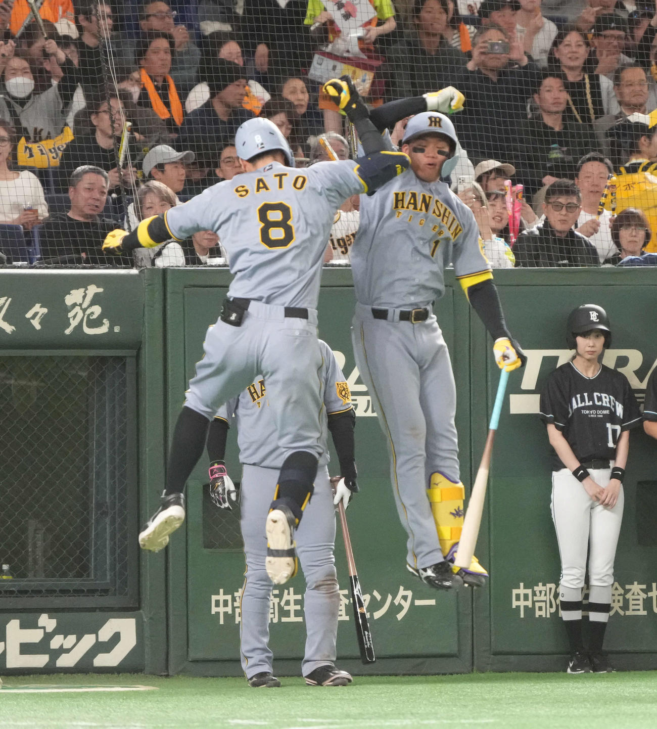 巨人対阪神　8回表阪神1死、佐藤輝は左越えにこの日2本目となるソロ本塁打を放ち森下（右）の祝福を受ける（撮影・小沢裕）
