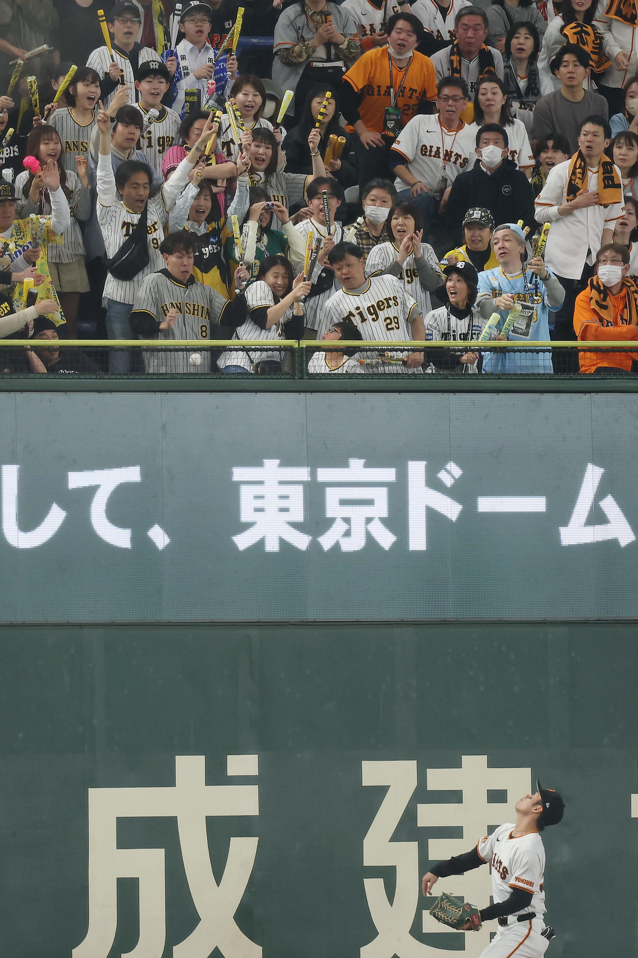 巨人対阪神　1回表阪神2死、佐藤輝が放った先制本塁打の着弾点（撮影・前田充）
