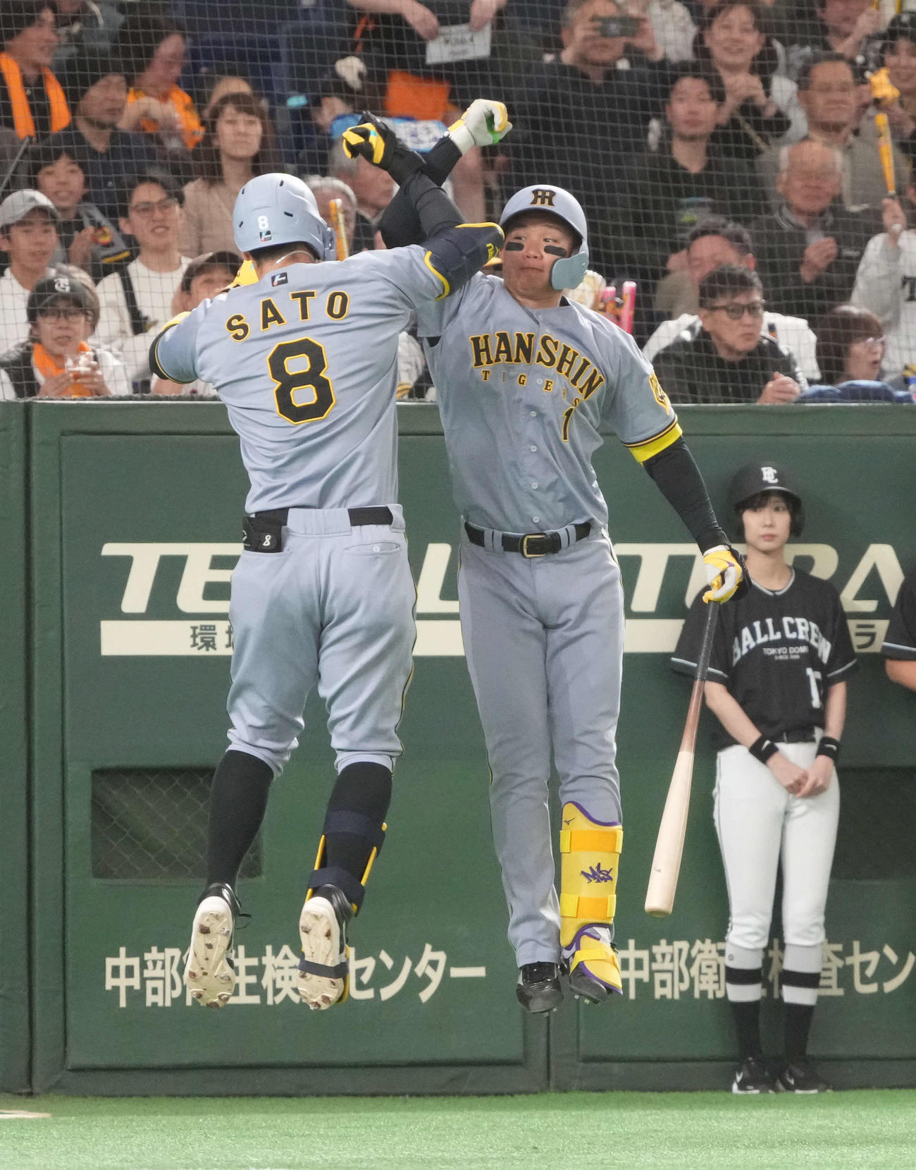巨人対阪神　1回表阪神2死、佐藤輝は左越えに先制ソロ本塁打を放ち森下（右）の祝福を受ける（撮影・小沢裕）