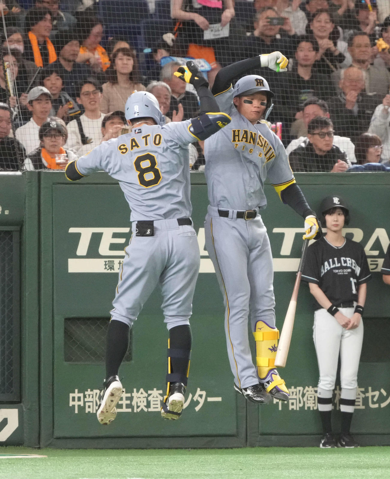巨人対阪神　1回表阪神2死、佐藤輝は左越えに先制ソロ本塁打を放ち森下（右）の祝福を受ける（撮影・小沢裕）
