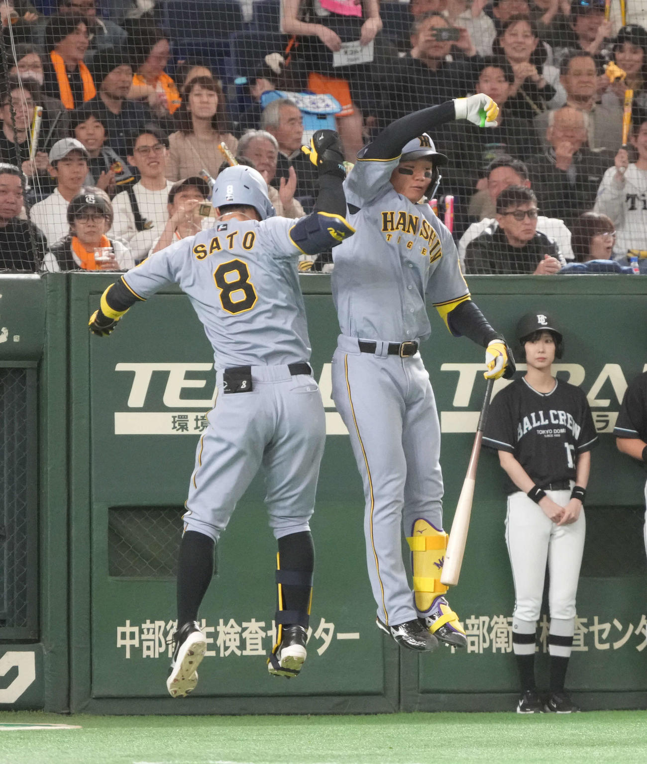 巨人対阪神　1回表阪神2死、佐藤輝は左越えに先制ソロ本塁打を放ち森下（右）の祝福を受ける（撮影・小沢裕）